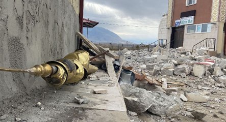 Kuvvetli rüzgar minareyi yıktı