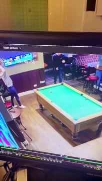 Faire tomber une boule de billard en dehors de la table mai rattrapée par son copain