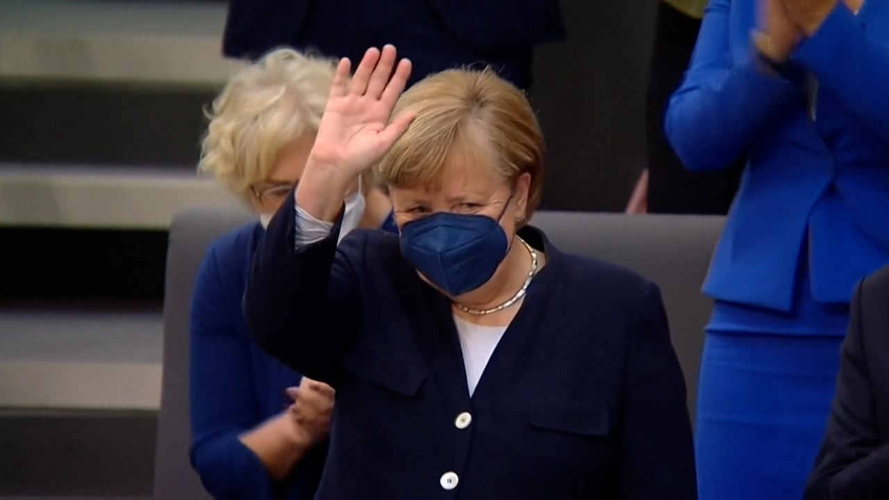 Angela Merkel ovationnée au Bundestag avant de transmettre le pouvoir à Olaf Scholz