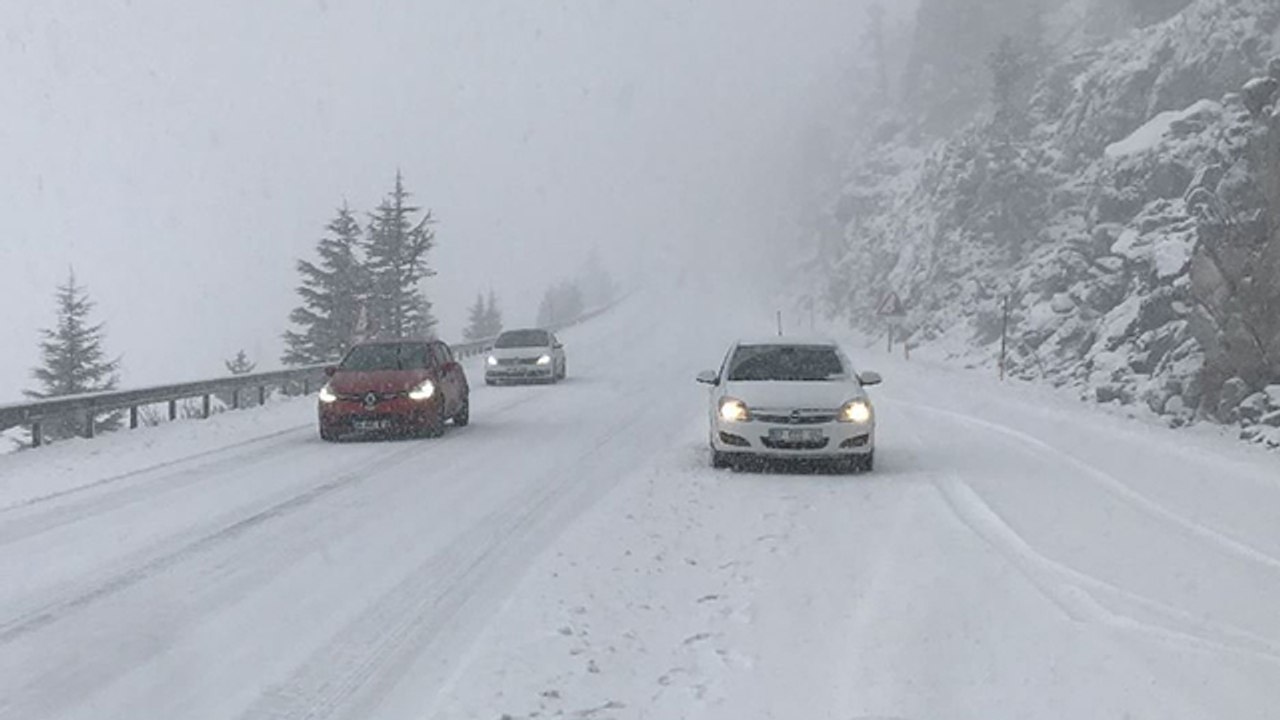 Antalya-Konya karayolunda kar kalınlığı 30 santime ulaştı