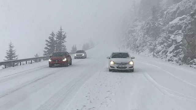 Antalya-Konya karayolunda kar kalınlığı 30 santime ulaştı