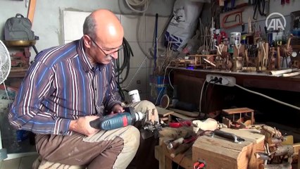 Geri dönüşüm ürünlerinden yaptığı ahşap oyuncaklarla çocukları sevindiriyor