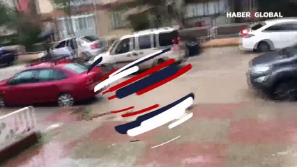 Edirne'de bir vatandaş göle dönen yolu protesto etmek için ağ attı
