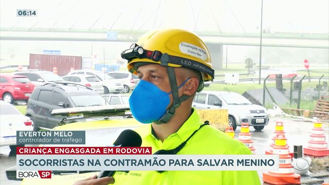 Um menino de 3 anos foi salvo por controladores de tráfego da rodovia imigrantes. Eles entraram na contramão para socorrer o menino, que estava engasgado.