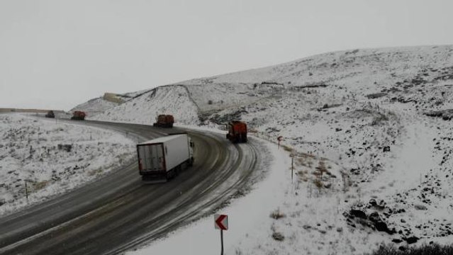 ERZİNCAN'DA KAR YAĞIŞI SÜRÜCÜLERE ZOR ANLAR YAŞATTI