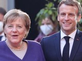 Per Video: So emotional verabschiedet sich Macron von Merkel