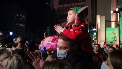 لبنانيون يضيئون أشجار الميلاد ويحتفلون رغم الصعوبات