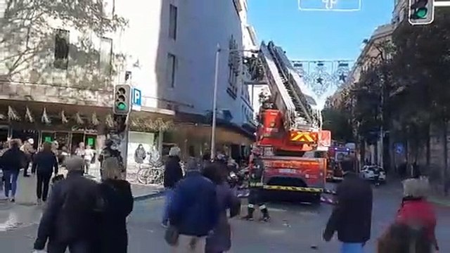 Bomberos junto a El Corte Inglés por la caída de elementos de la fachada por el fuerte viento
