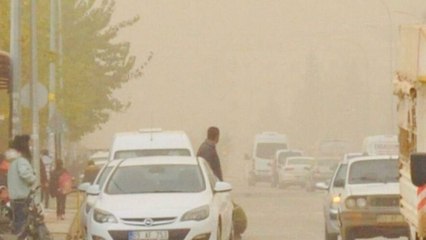 Скачать видео: Suriye'den bu kez toz bulutu geldi, göz gözü görmedi