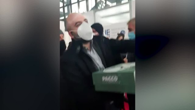 Roberto Saviano riceve il Pacco alla Camorra a Piu' libri, piu' liberi