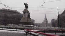 Milano, la prima neve della stagione imbianca i monumenti