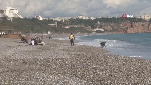 Dün felaketi yaşayan Antalyalılar bugün güneşli havanın tadını çıkardı