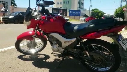 Rapaz de 24 anos fica ferido ao bater moto contra caminhonete Amarok na Rua General Osório
