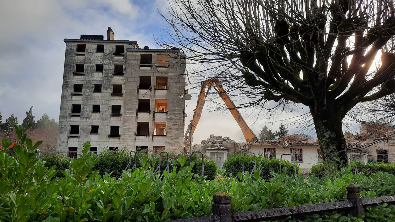 Démolition du bâtiment C, immeuble mythique de Coulounieix-Chamiers (24)