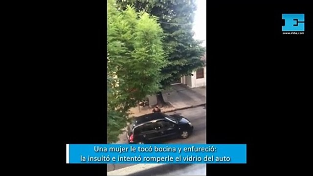 Una mujer le tocó bocina y enfureció: la insultó e intentó romperle el vidrio del auto