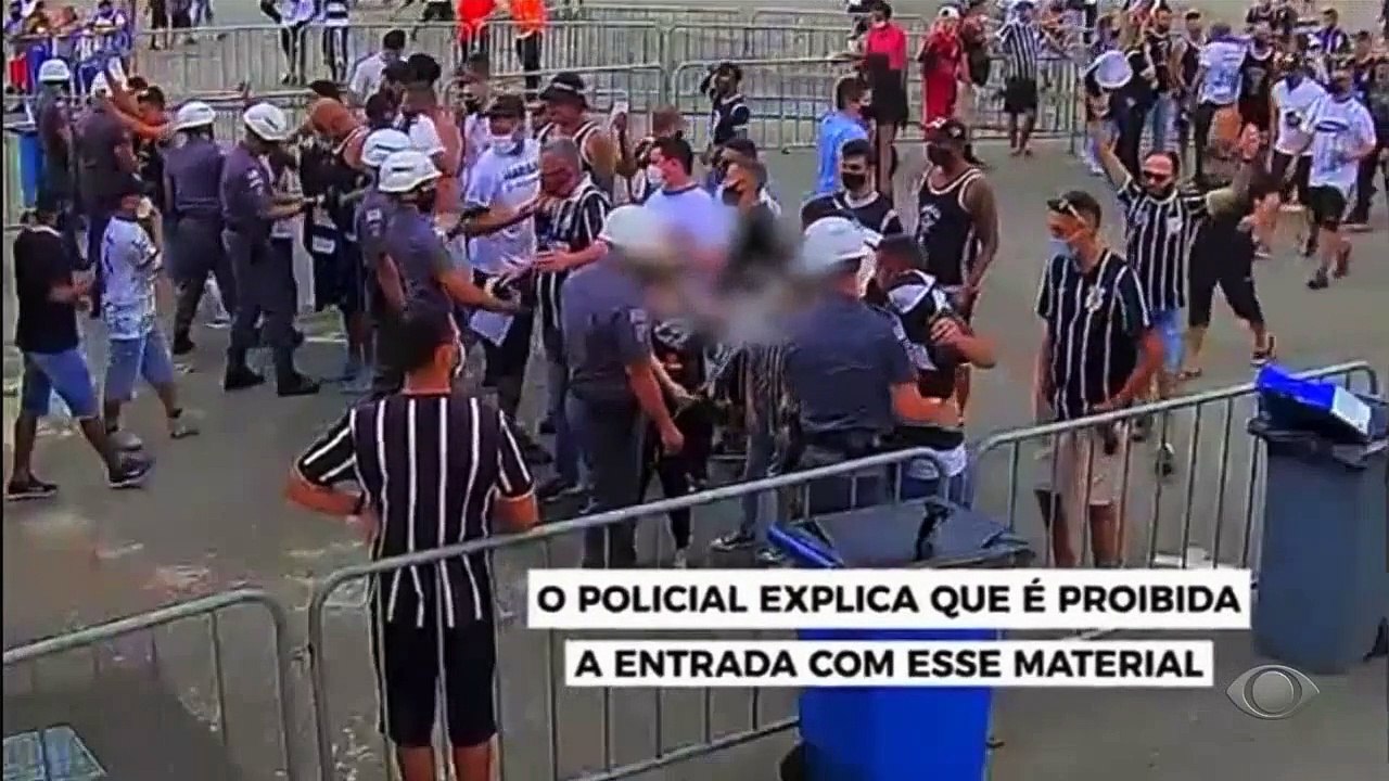 A pequena menina, de 8 anos, teve o cartaz rasgado pela PM no jogo do Corinthians... Que absurdo é esse? Cadê a preparação? Vergonha hein...#OsDonosdaBola