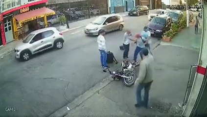 Il attaque une passante pour la voler et mange le Karma comme on l'aime !