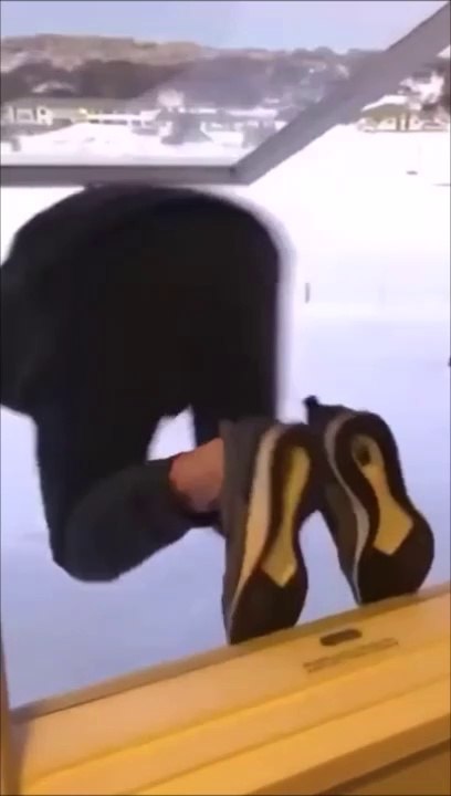 Quand tu sautes dans 2m de neige mais que tu as oublié le gel intense de ces derniers jours