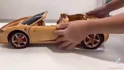 Il réalise une magnifique Ferrari SF90 Spider en bois