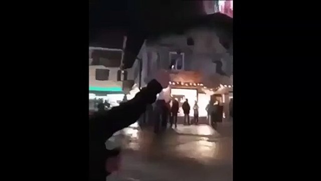 Elle balance un feu d'artifice dans la foule sans le vouloir... oups