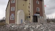 Caminin minaresi kuvvetli rüzgara dayanamadıSivas'ta etkili olan kuvvetli rüzgar çifte minareli Hatipler camisinin bir minaresinin yıkılmasına neden...