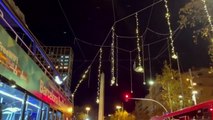 Un bus turístico se lleva por delante las luces de paseo de Gràcia