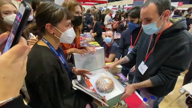 Zerocalcare riceve il Pacco alla Camorra a Piu' libri, piu' liberi