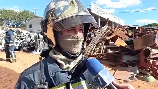 Incêndio atinge ferro-velho no trecho urbano da rodovia PR-323, em Umuarama - Sargento Celerino