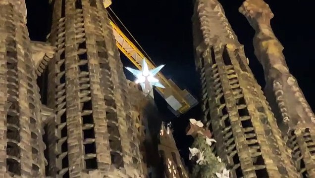 La estrella de la Sagrada Familia ilumina Barcelona
