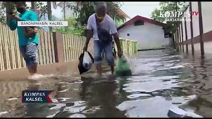Sampah Bermunculan Hanyut di Genangan Banjir, Warga Harapkan Bantuan untuk Pembersihan