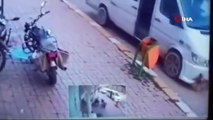 Minibüsün ezdiği köpeğe trafik dubası ile saldırdı