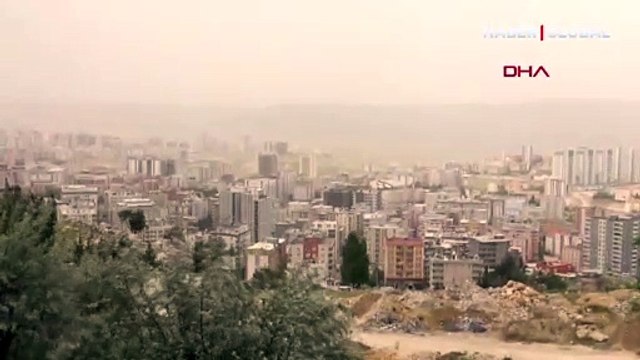 Suriye üzerinden gelen toz bulutu Mardin'i kızıla boyadı