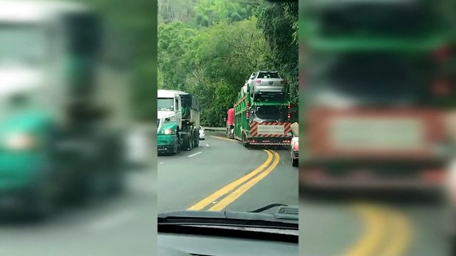 Caminhão desce a serra de Domingos Martins na contramão