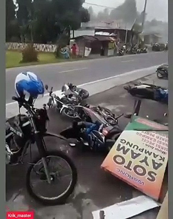 Ketika Helikopter hancurkan bangunan tidak permanen