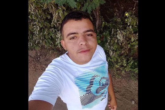Sepultamento de jovem que morreu de descarga elétrica é marcado por muita comoção em Cajazeiras