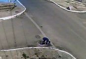 Homem cai em bueiro enquanto mexia em celular; vídeo