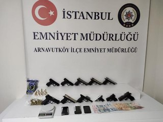 ARNAVUTKÖY'DE SİLAH VE UYUŞTURUCU TACİRLERİNE OPERASYON 7 KİŞİ TUTUKLANDI