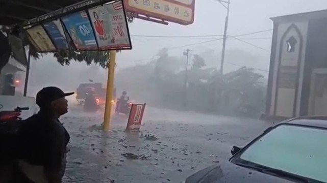 Cuaca Ekstrem, Hujan Lebat Angin Kencang Putus Akses Jalan Kediri-Jombang