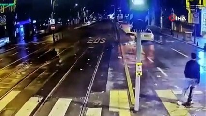 Tramvay yolunda kaza: Saniyelerle ölümden döndü