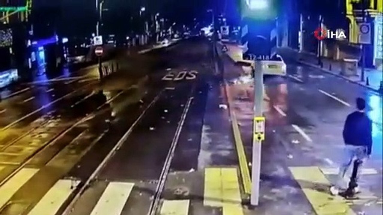 Tramvay yolunda akıl almaz kaza kamerada: Saniyelerle ölümden döndü