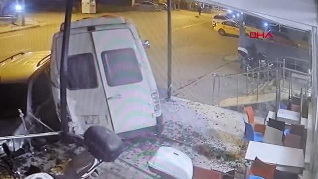 FRENİ BOŞALAN MİNİBÜS, HAFİF TİCARİ ARACA ÇARPIP İŞ YERİNE DALDI; O ANLAR KAMERADA
