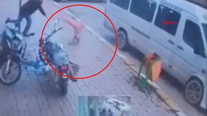 Ezilmekten son anda kurtulan köpeğe duba fırlattı