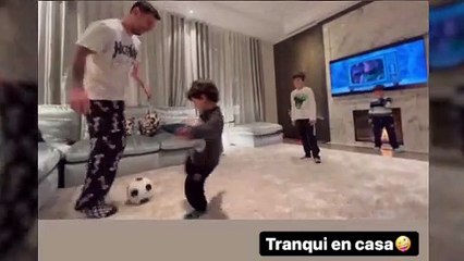 Leo Messi jugando a fútbol con sus hijos