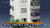 Uma criança foi flagrada andando pela janela de um prédio em Niterói, no Rio de Janeiro. A cena assustou os vizinhos que começaram a gritar para tentar salvar o menino.