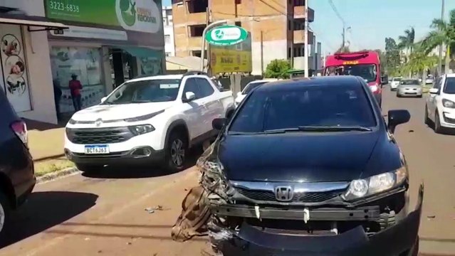 Dois veículos se envolvem em colisão na Av. Brasil e um deles é arremessado contra outros dois estacionados