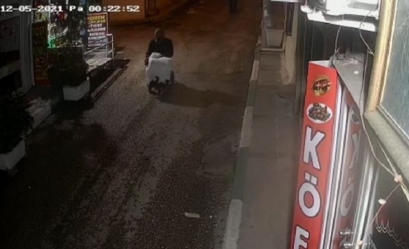 Engelli taklidi yapıp akülü sandalyeyi çaldı