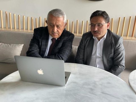 Afyonkarahisar Valisi Çiçek ile Belediye Başkanı Zeybek, AA'nın Yılın Fotoğrafları oylamasına katıldı