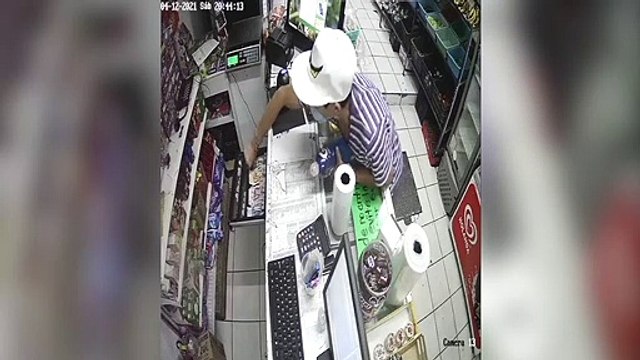 Sujeto roba dinero de la caja registradora de una tienda de abarrotes ubicada en la colonia El Sauz (video-converter.com)