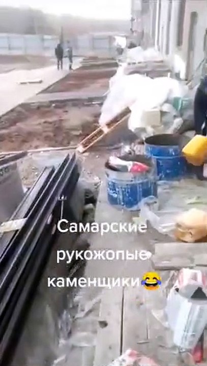 La rigueur est très aléatoire sur ce chantier d'un immeuble en construction (Russie)