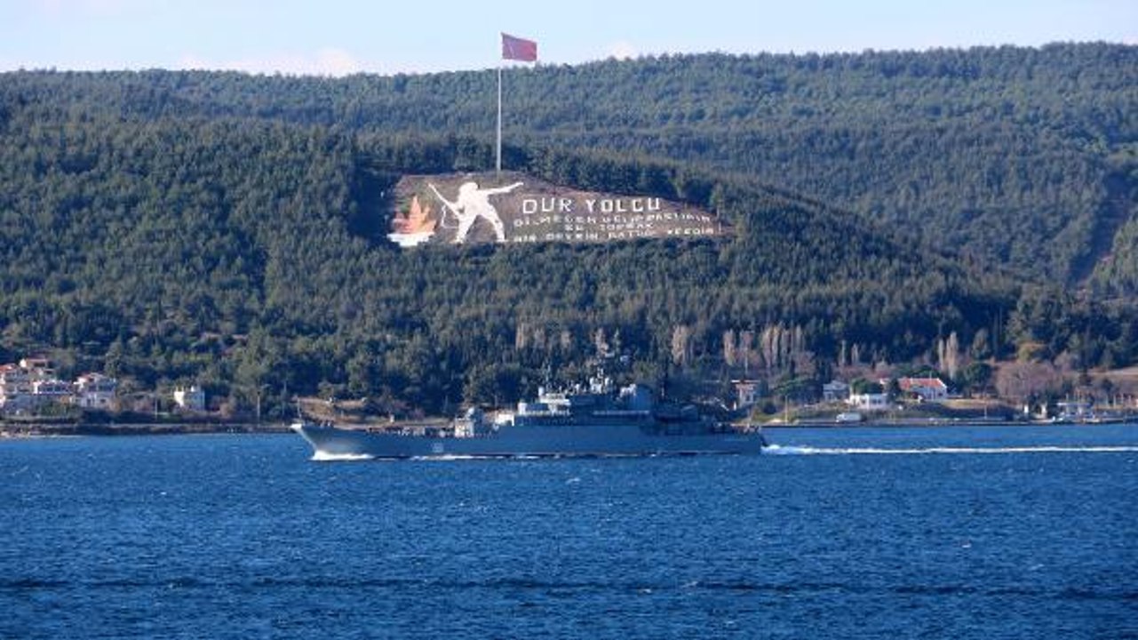 Son dakika haberi: Rus savaş gemisi ve askeri römorkörü Çanakkale Boğazı'ndan geçti